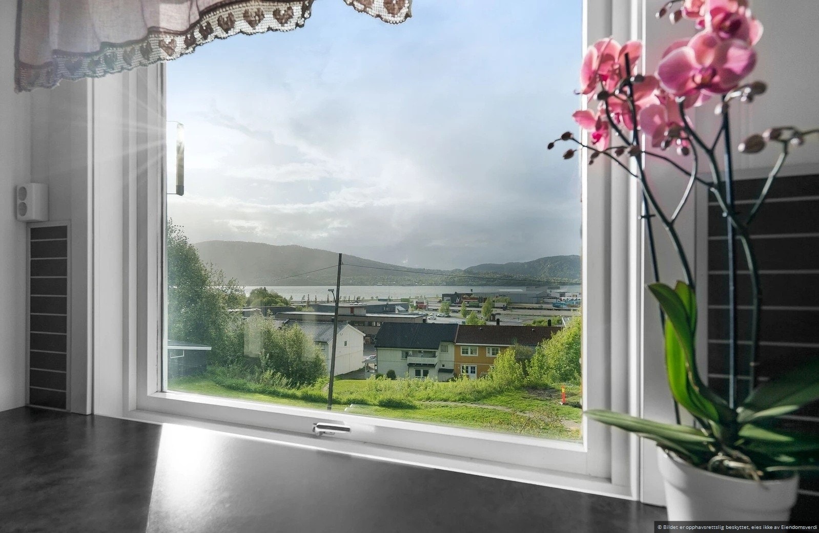 Utsikt mot havet fra spisestue og kjøkkenet. Galleribilde