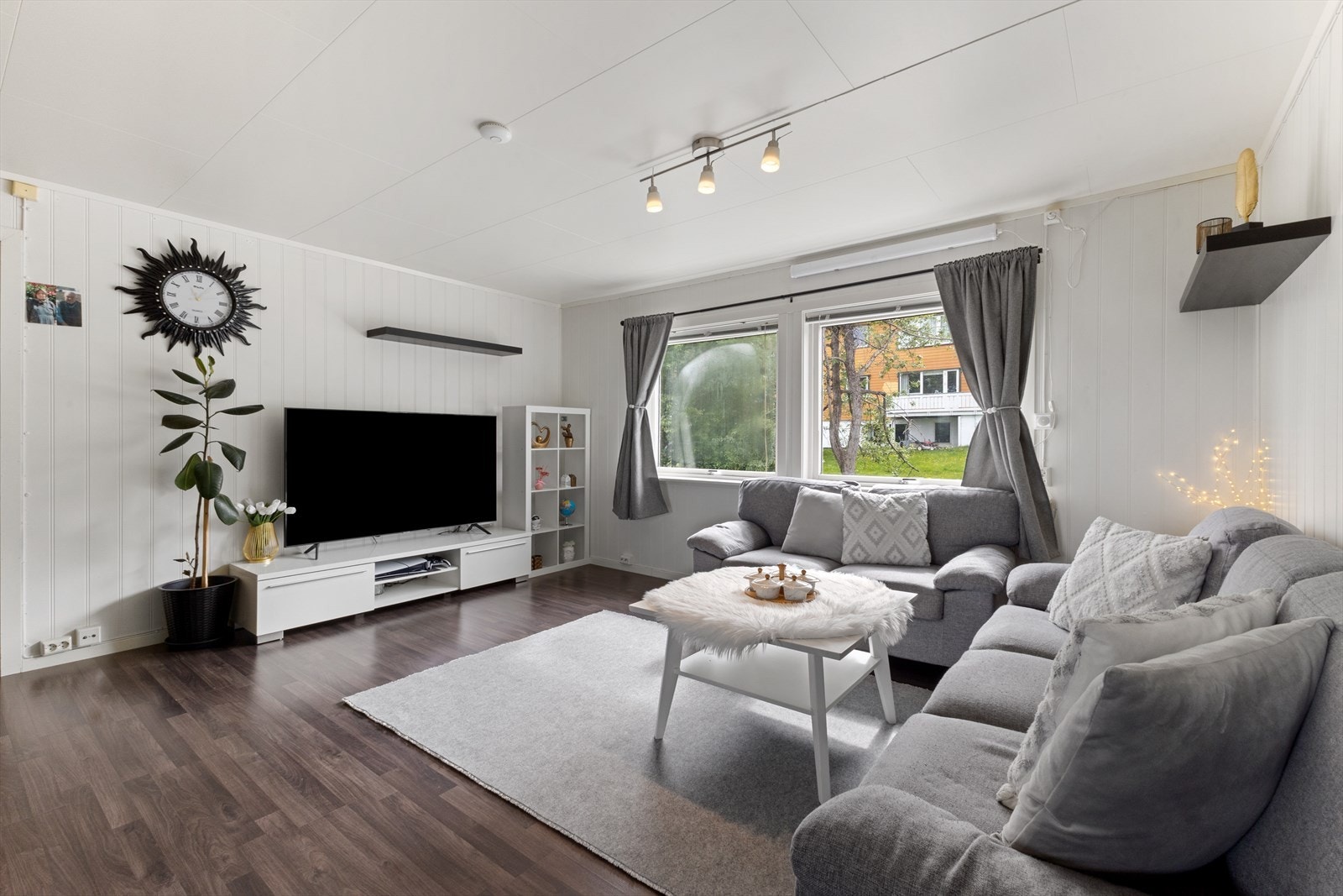 Stuen er stor av størrrelse, da leiligheten hadde opprinnelig 3 soverom, men tidligere eier har fjernet et soverom til fordel for større stue. Galleribilde