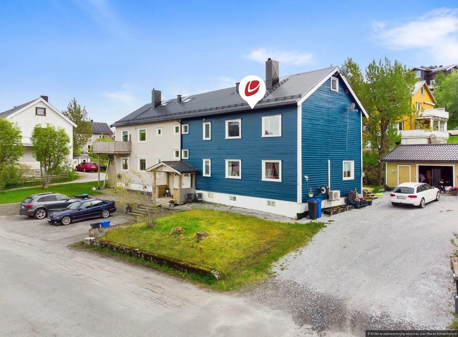 Eiendomsmegler Norge v/ Tomi Christian Johansen MNEF, presenterer her en pen 3-roms selveierleilighet i øverste etasje med fin utsikt og gangavstand til sentrum. Galleribilde