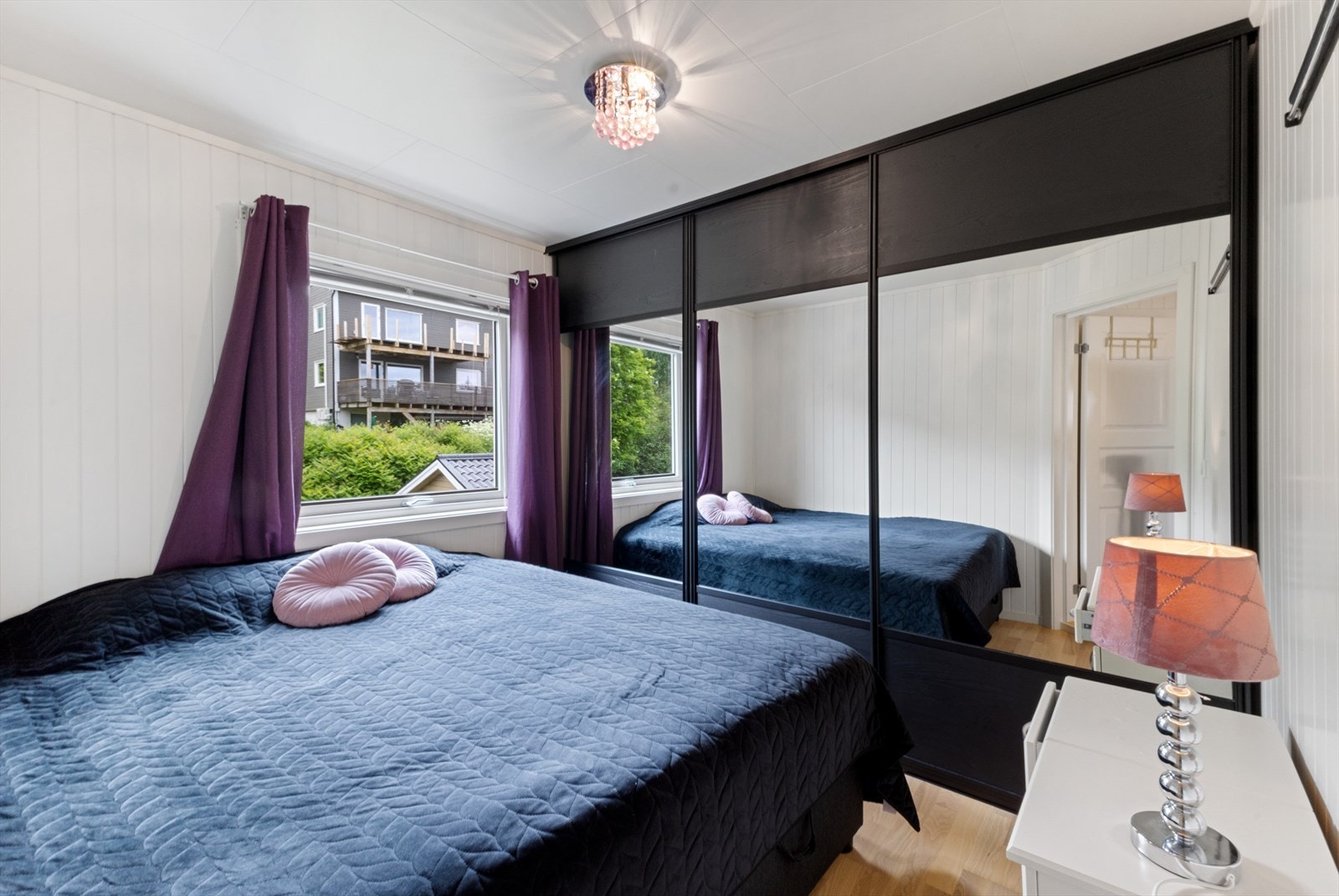 Soverom 2 har stor skyvedørsgarderobe med innfelte speil. Galleribilde