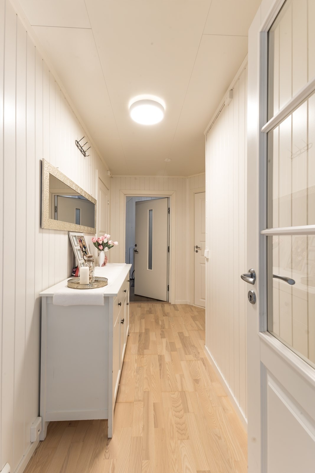 Hall/gang mot inn/utgangsdør. Galleribilde