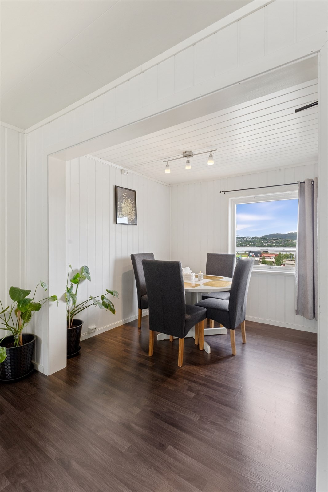 Mot spisestue og havutsikt. Galleribilde