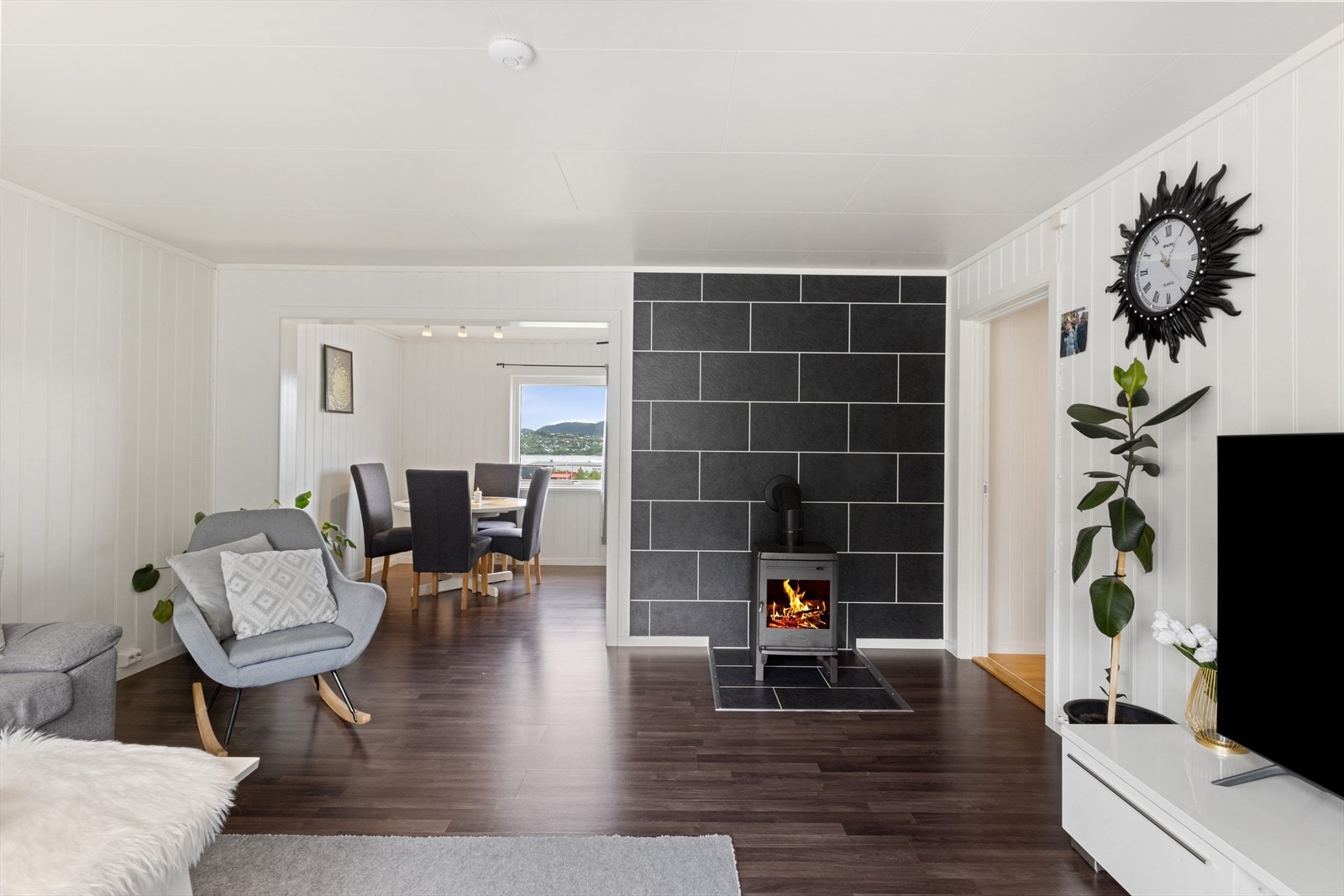 Fra stue mot spisestue. Galleribilde