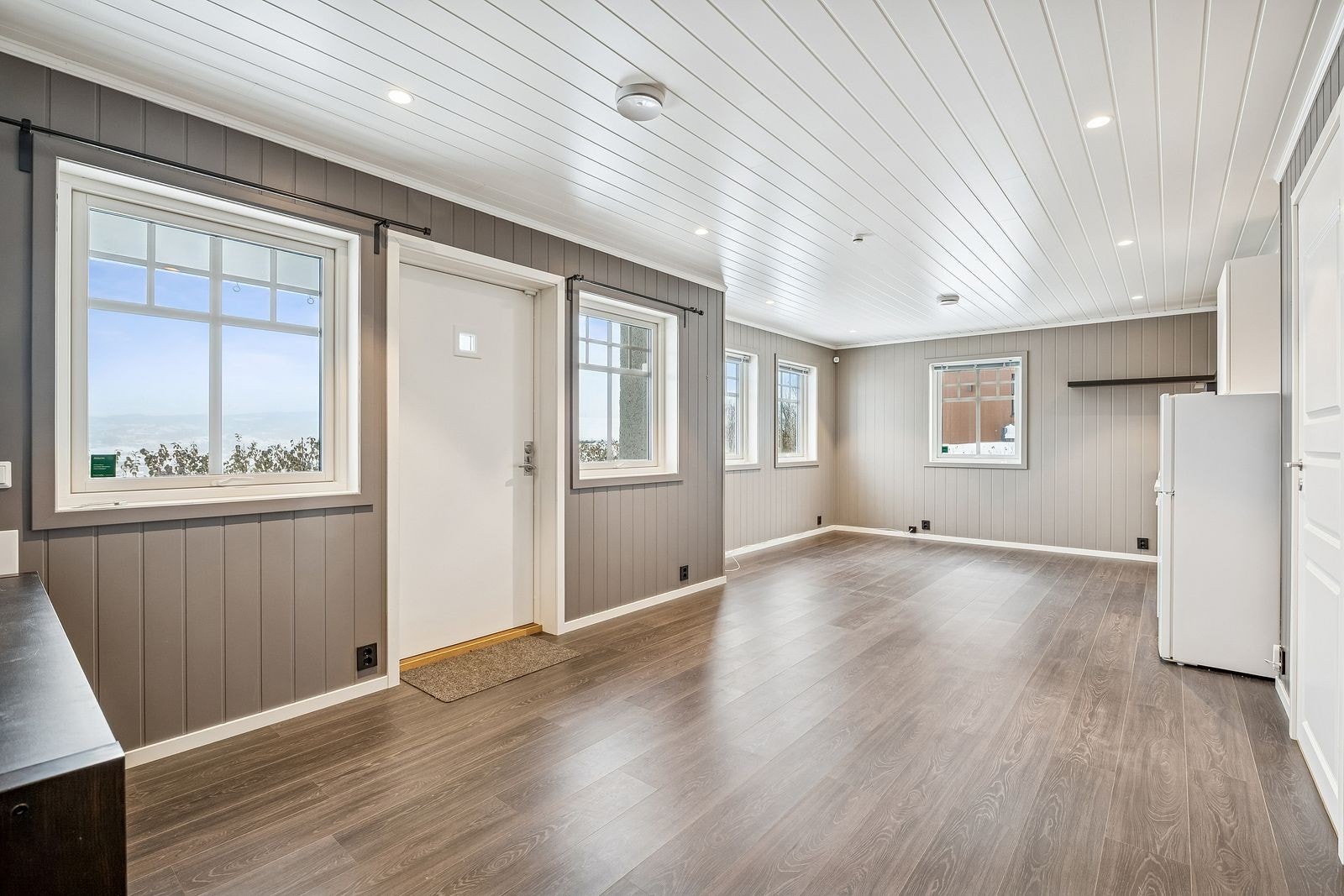 Lys stue i åpen løsning med kjøkken Galleribilde