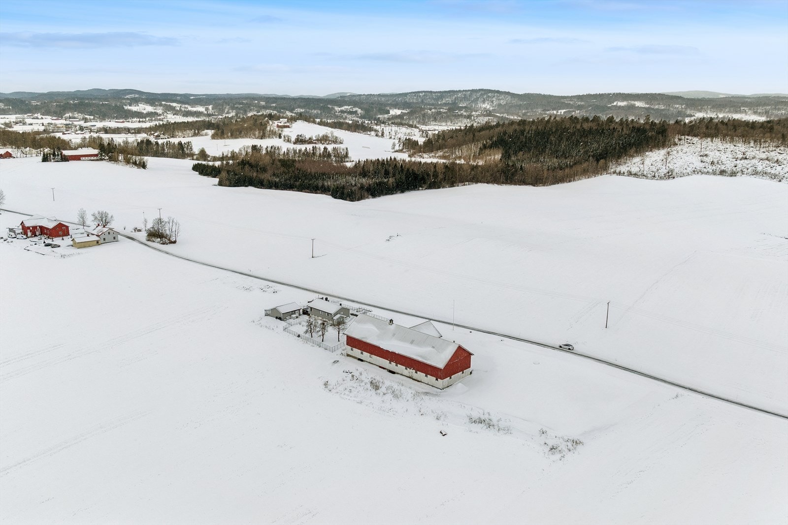 Eiendommen ligger i idylliske og landlige omgivelser i Våle, ca. 8,5 km til Revetal og ca. 25 km til Tønsberg. Galleribilde