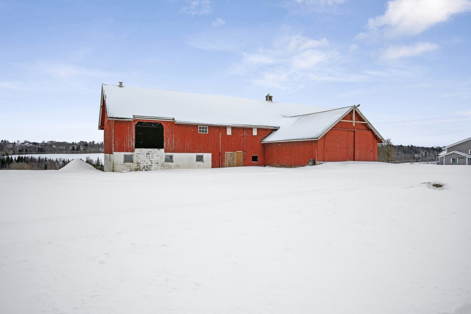 Det er borehull som er tilførselen med vann på eiendommen. Dette og renseanlegg deles med nabo i sør. Galleribilde