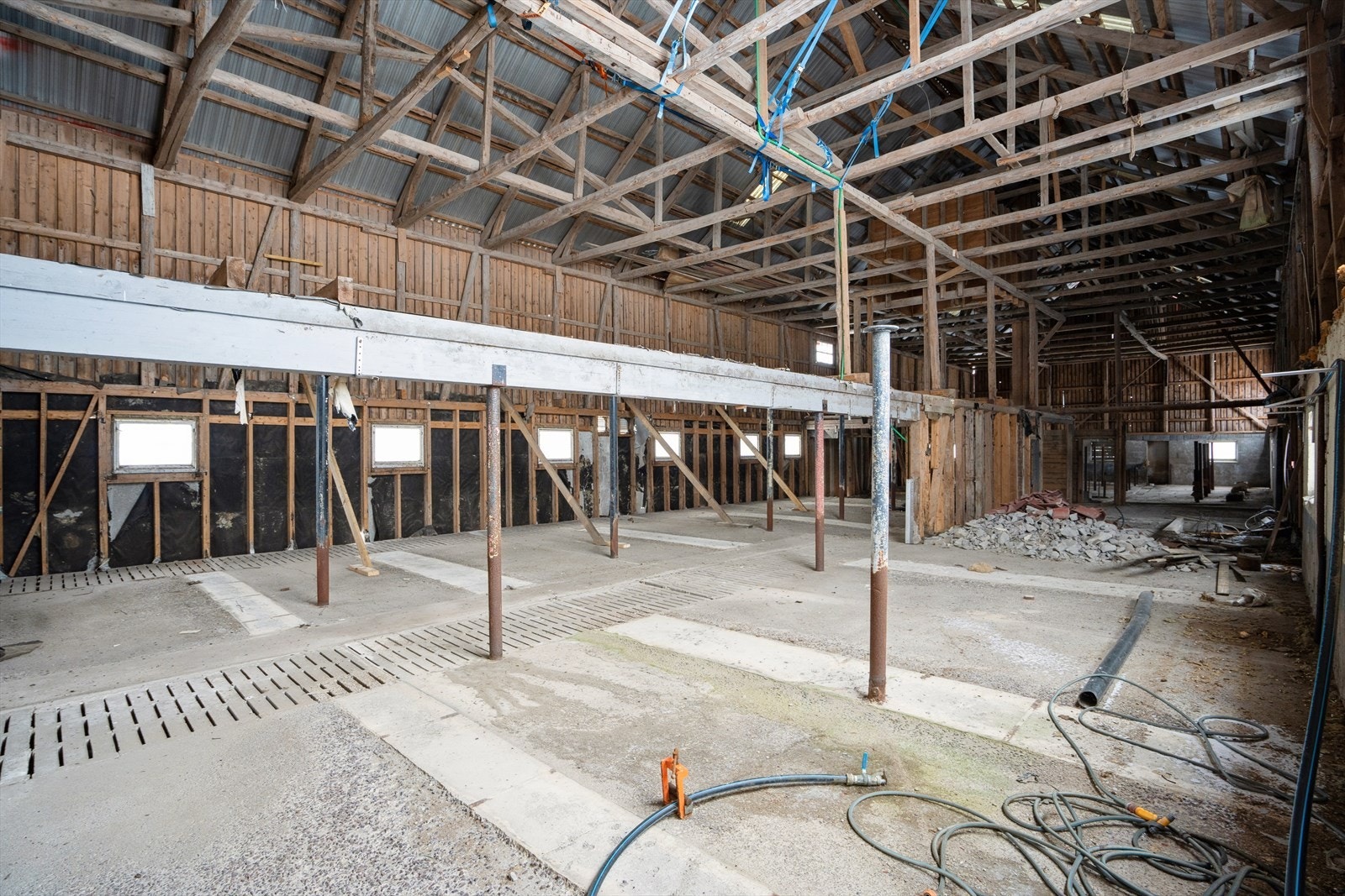 Låve innvendig. Galleribilde