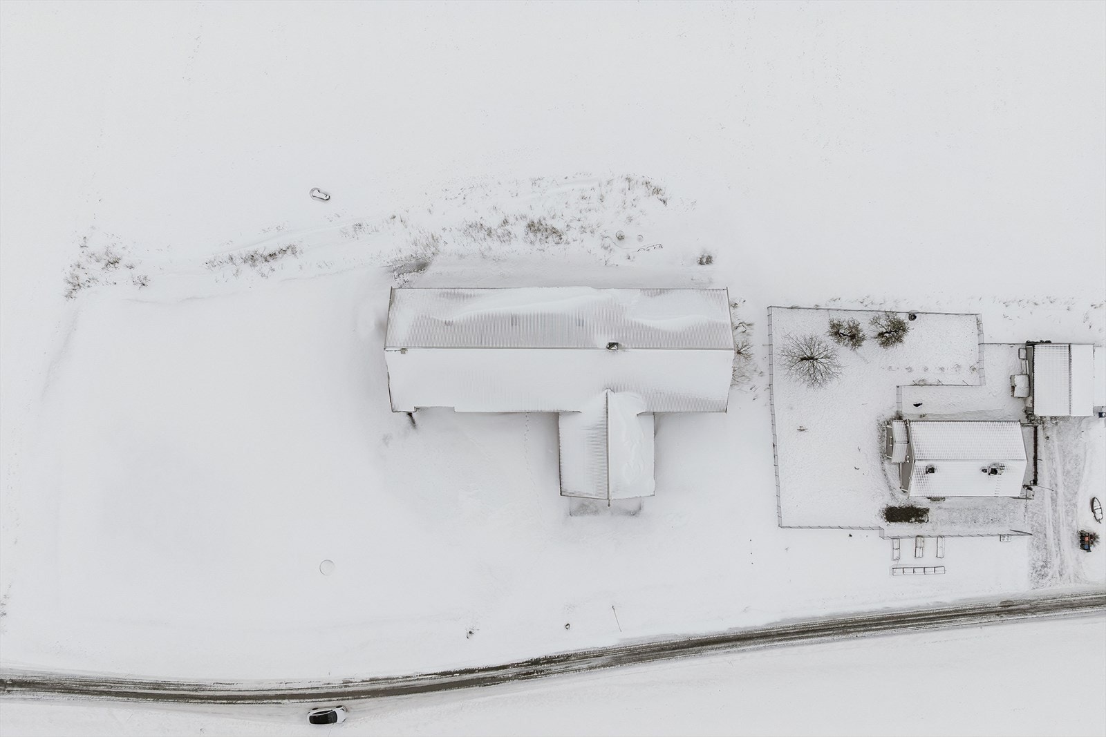Eiendommen har en fin plassering i åpent landskap, noe som gir gode solforhold og fin utsikt over jorder og skog. Galleribilde