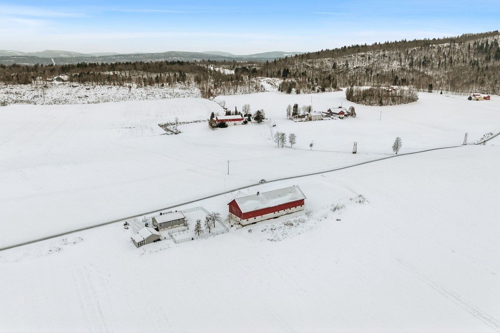 Stor tomt med driftsbygning og ellers flatt areal for parkering mm. Galleribilde