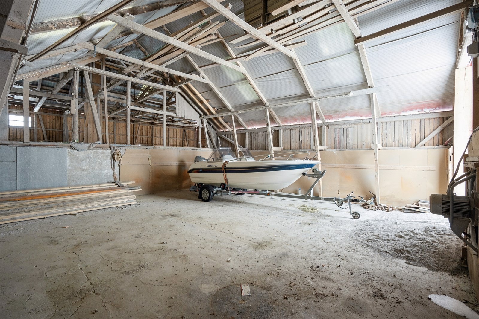 Det er lagt inn vann i låven, men det er ikke gjort tiltak for å frostsikre vannet der. Galleribilde