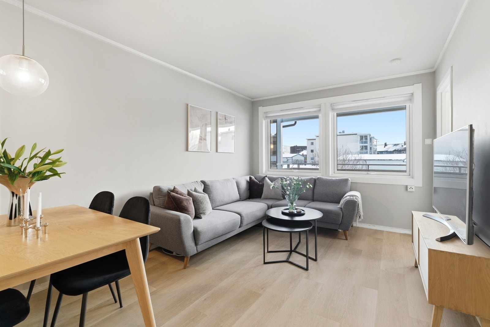 Store vindusflater gir godt med lysinnslipp. Montert plissegardiner på stuevinduer. Galleribilde