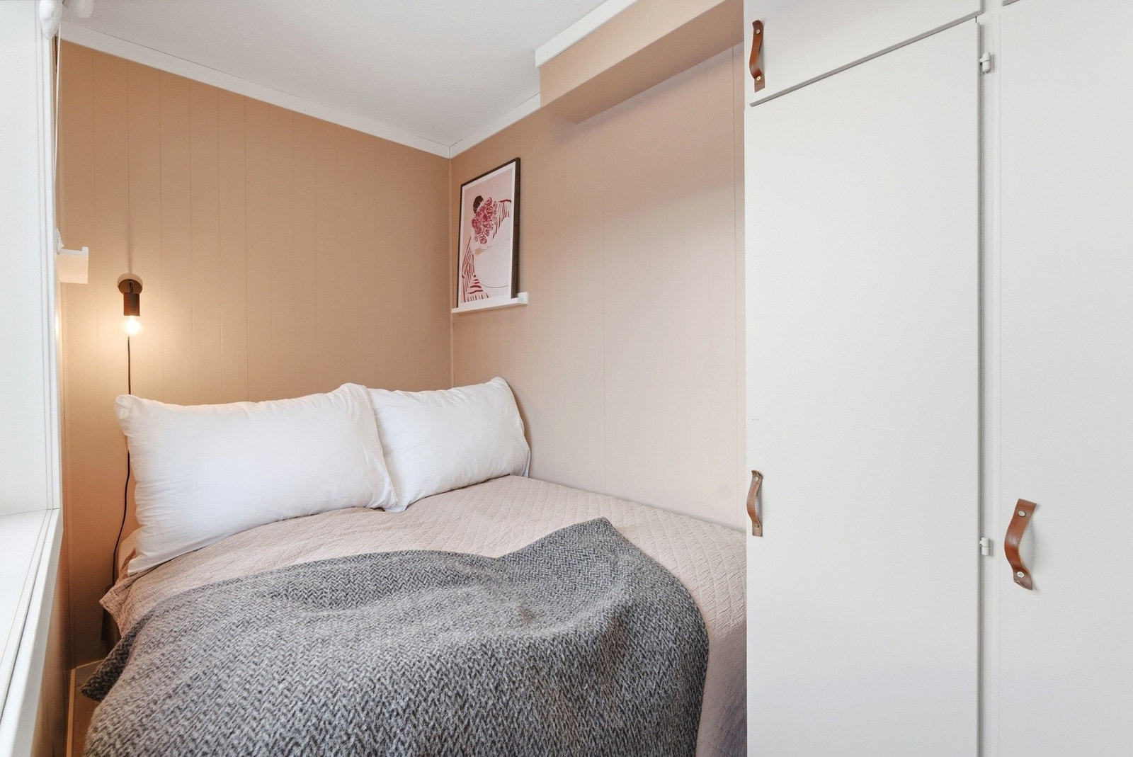 Sovealkove med lagringsplass i garderobeskap. Galleribilde