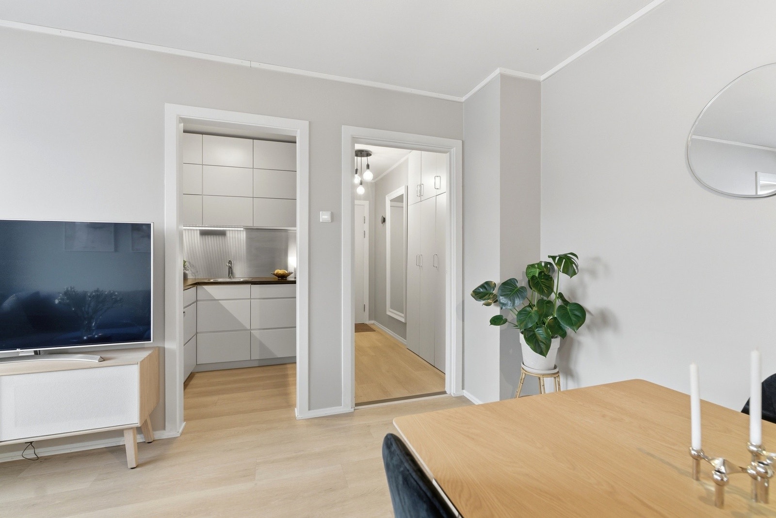 Flott stue med moderne preg. Pent laminatgulv og lyse farger på vegger. Galleribilde