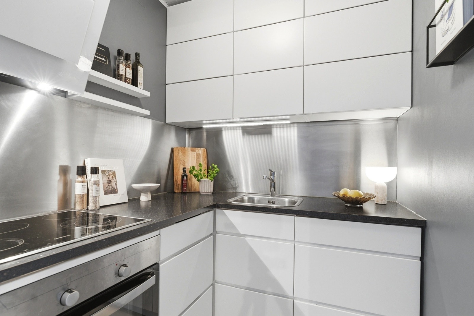 Tidløst og pent kjøkken som er oppgradert i senere tid. Integrert stekeovn, platetopp og kjøleskuff. Galleribilde