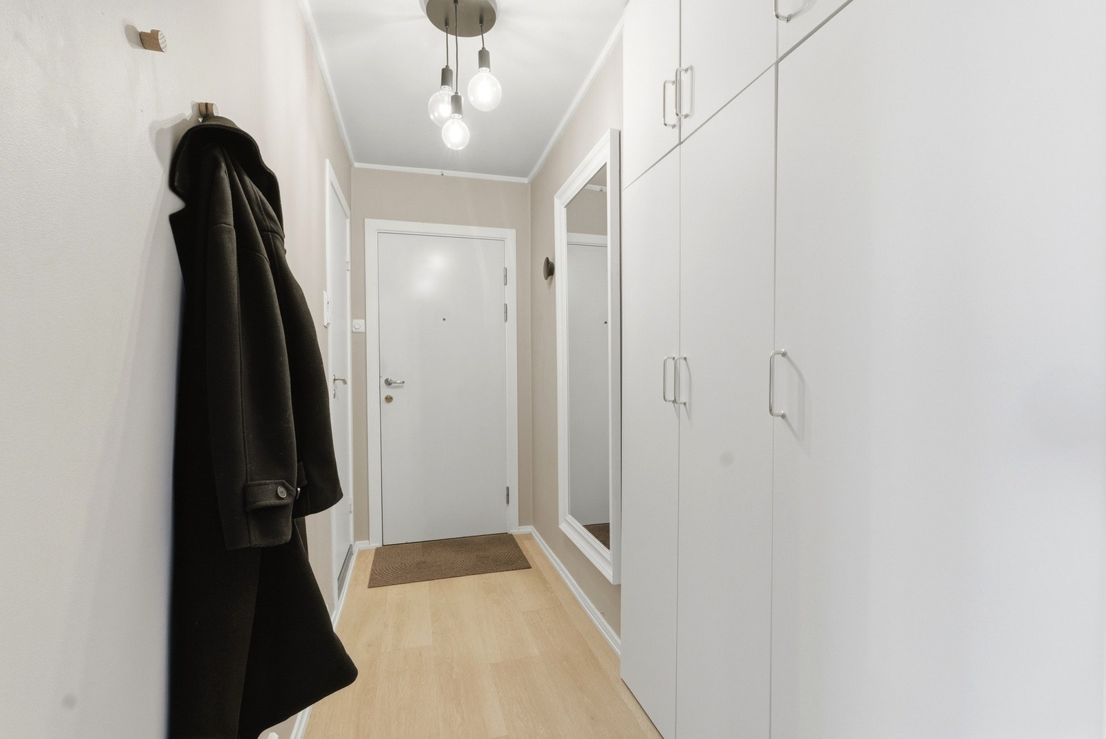 Gang med lagringsplass i garderobeskap. Det er også 2 boder i underetasjen for ytterligere lagringsplass. Galleribilde