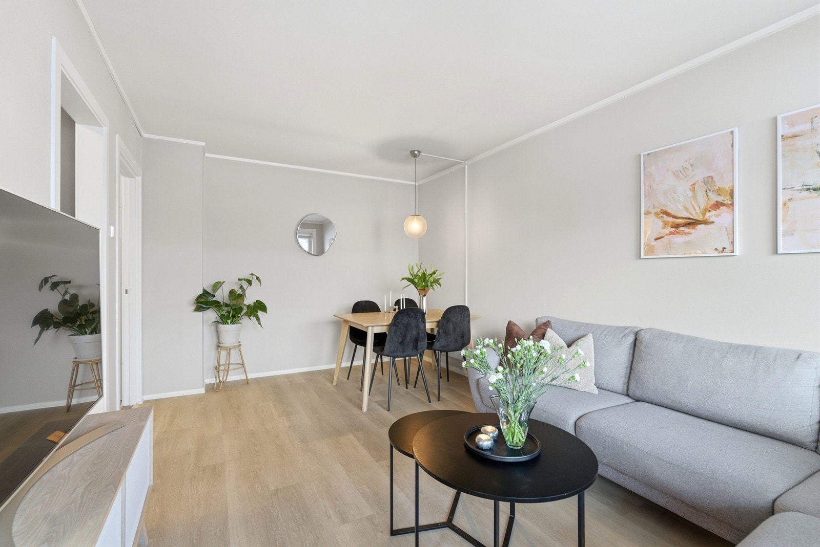 Her finner man plass til både sitte-og spisegruppe i naturlige soner. Galleribilde