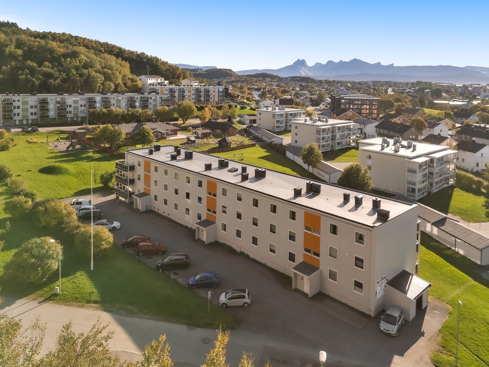 Veldrevet borettslag med god vedlikeholdshistorikk hvor bl.a fasader, tak, vinduer, balkonger, avløpsrør m.m er oppgradert i nyere tid. Galleribilde