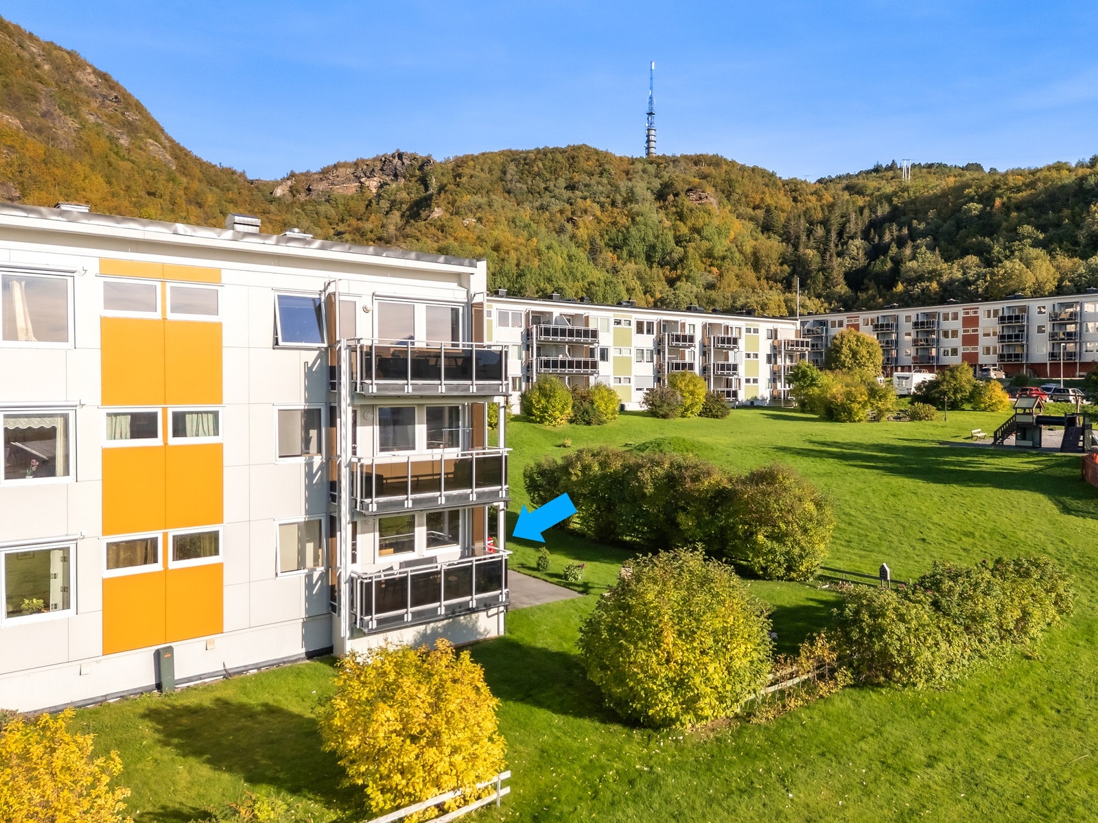 Fin beliggenhet på enden av bygget, med enkel adkomst i 1. etasje og flotte grøntområder utenfor. Galleribilde
