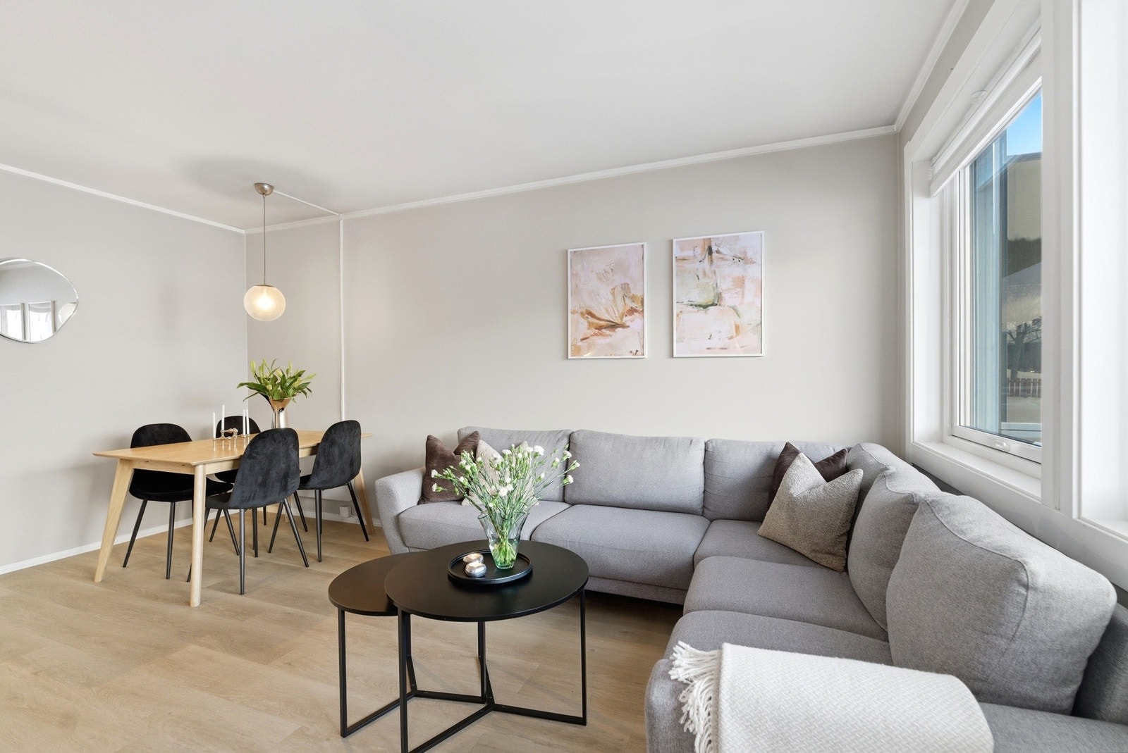 Lave fellesutgifter hvor "alt" som tv/internett fra telenor, kommunale avgifter, renovasjon, betjening av renter/avdrag på fellesgjeld, bygningsforsikring m.m inkludert. Galleribilde