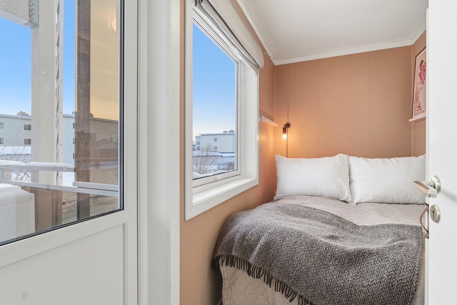 Utgang fra sovealkove til balkongen. Galleribilde