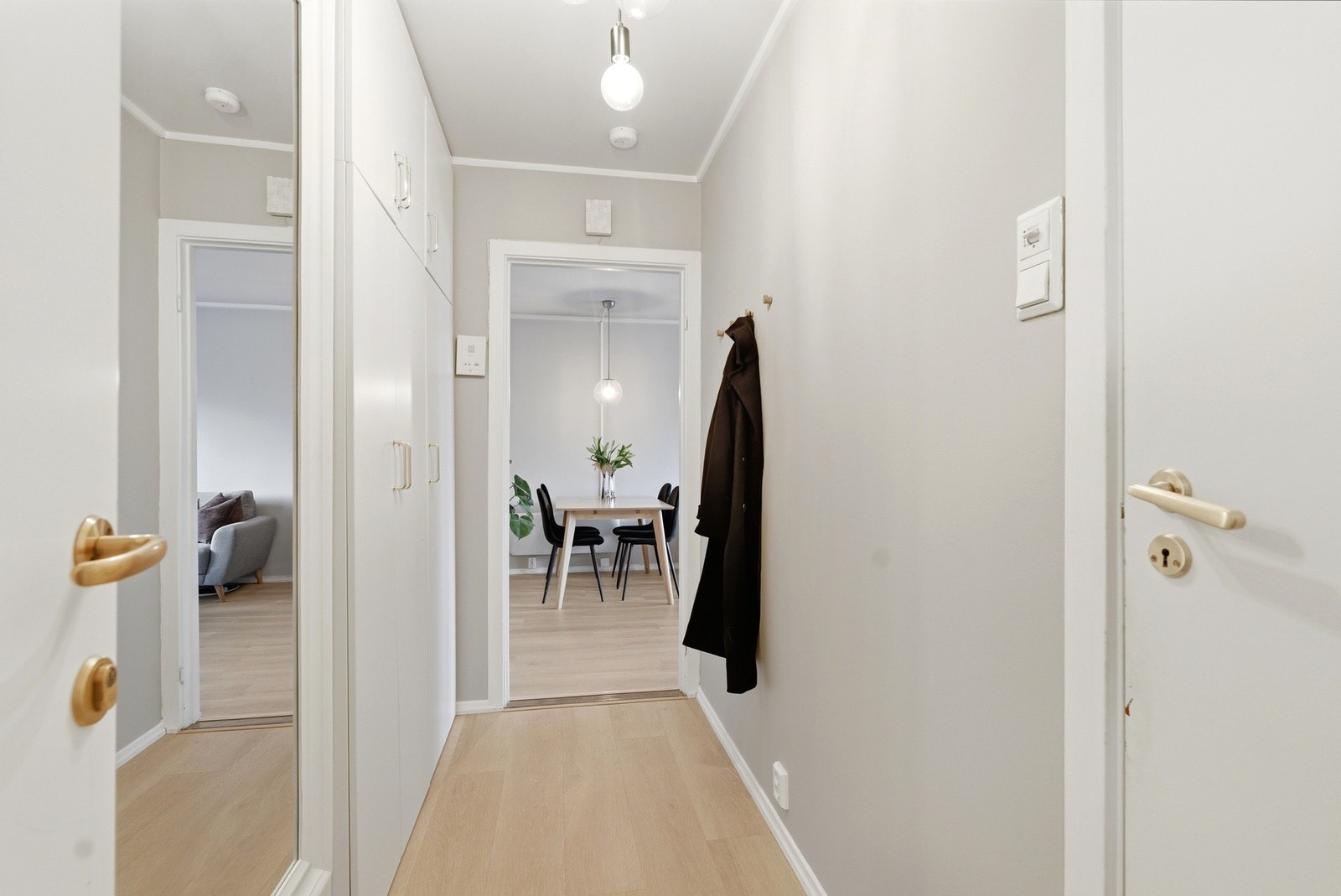 Innbydende entré med direkte adkomst til bad til høyre og videre inn i stue. Lagringsplass i garderobeskap. Galleribilde