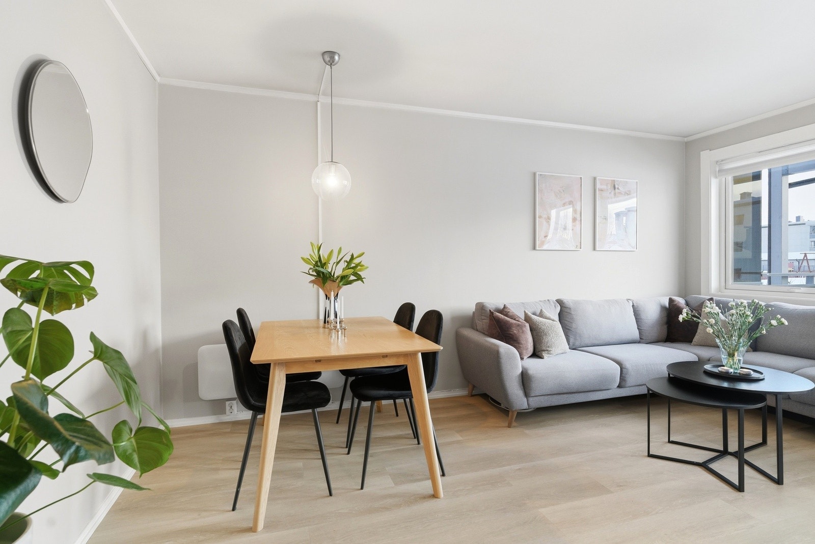 Flott stue med moderne preg. Pent laminatgulv og lyse farger på vegger. Galleribilde