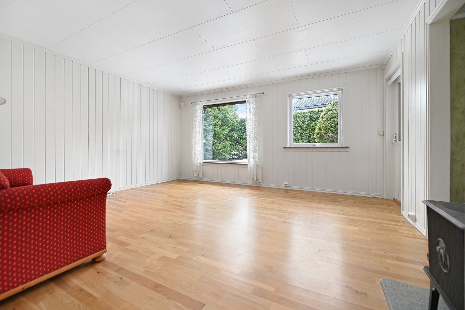 Lyst rom med store vinduer og lysmalte vegger. Galleribilde