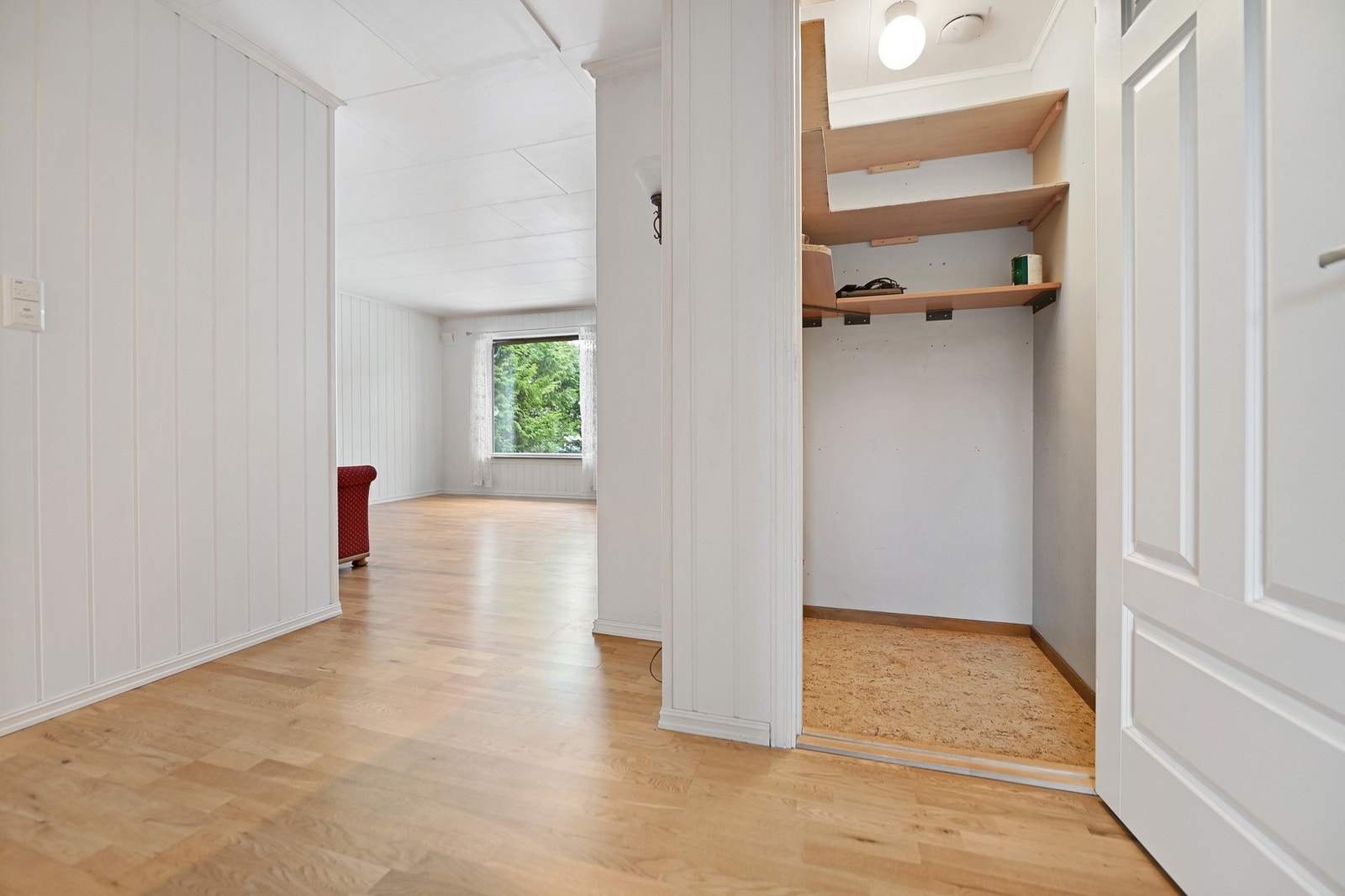 Lyst rom med lyse vegger og tregulv. Vinduer gir godt med naturlig lys. Galleribilde