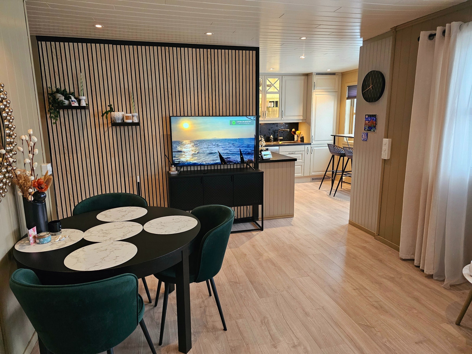 Spisebord og tv Galleribilde