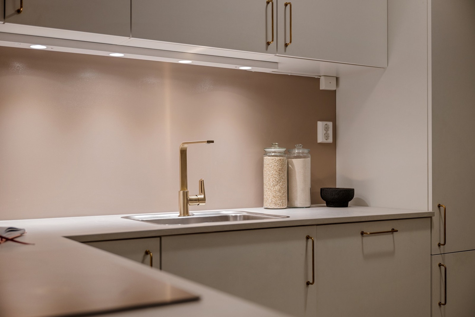 Detaljer som gir kjøkkenet et moderne og helhetlig preg. Galleribilde