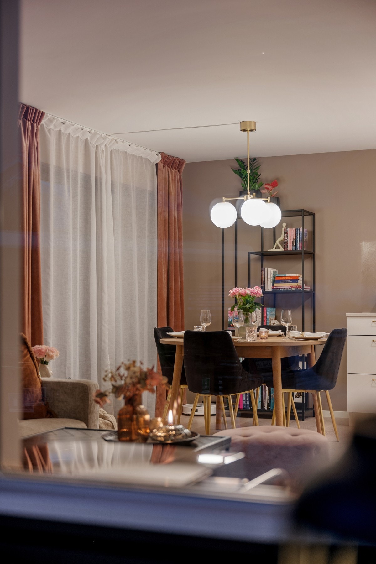 Naturlig plass til spisebord - perfekt for både hverdagsmåltider og hyggelige sammenkomster. Galleribilde