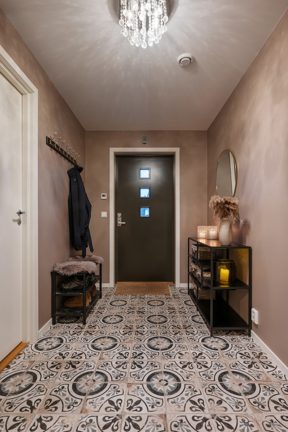 Innbydende entré med god plass til yttertøy og sko Galleribilde