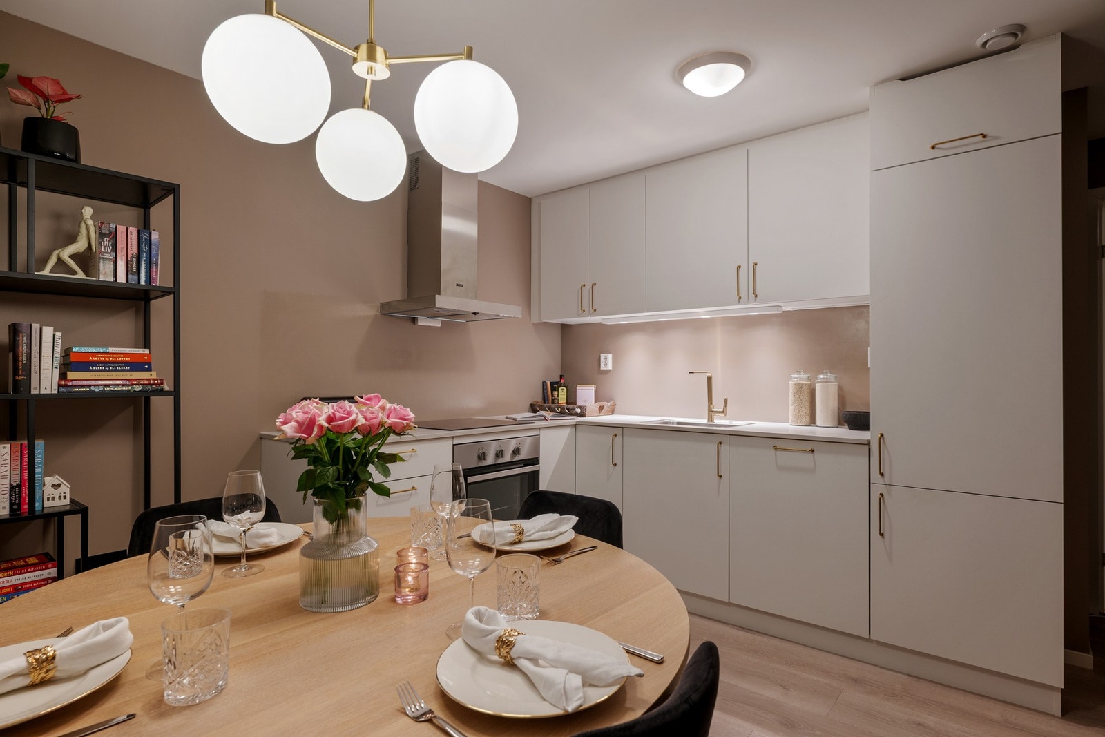 Moderne kjøkken med glatte fronter, integrerte hvitevarer og godt med skap- og benkeplass. Galleribilde