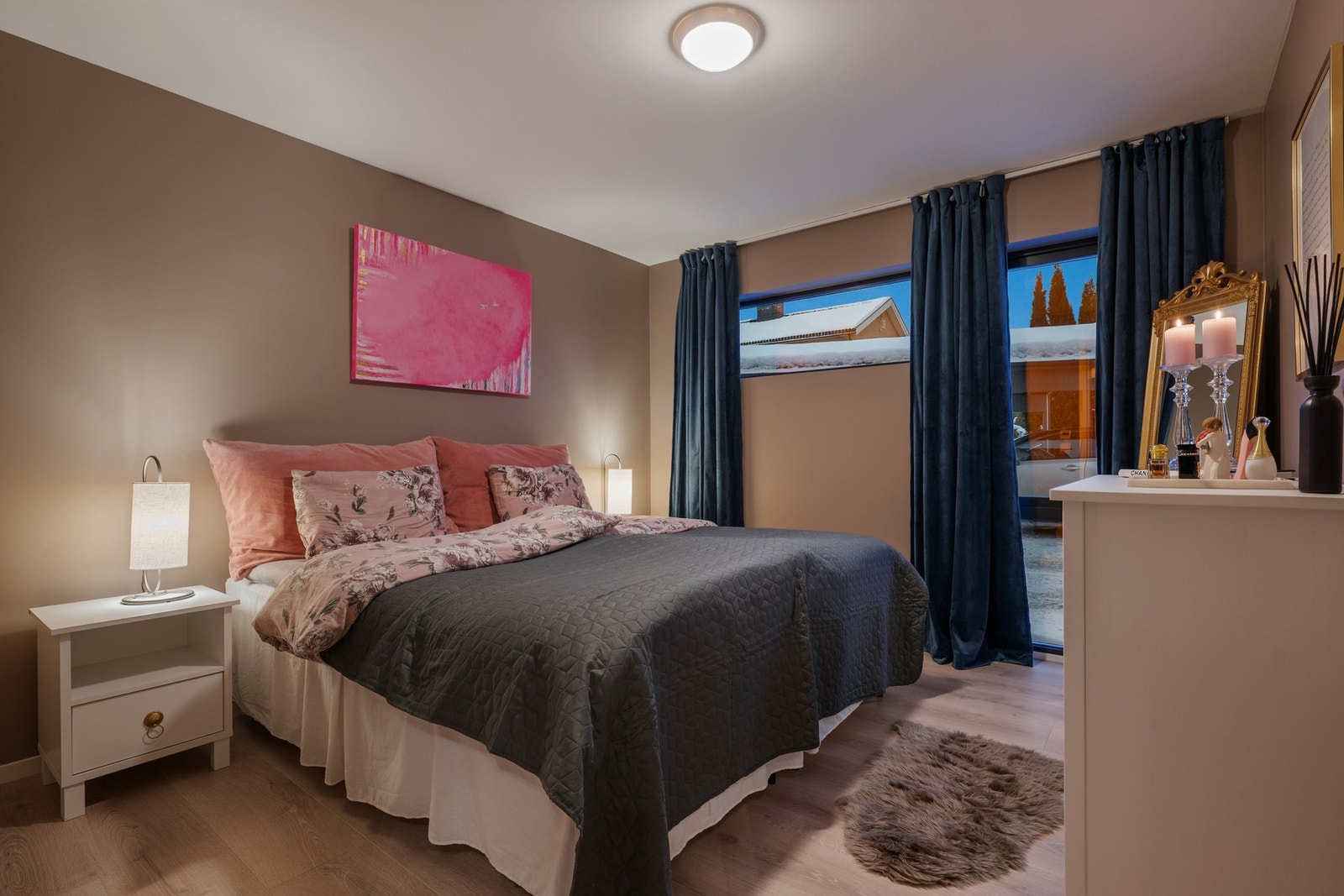 Hovedsoverom med god plass til dobbeltseng og garderobeløsning. Galleribilde