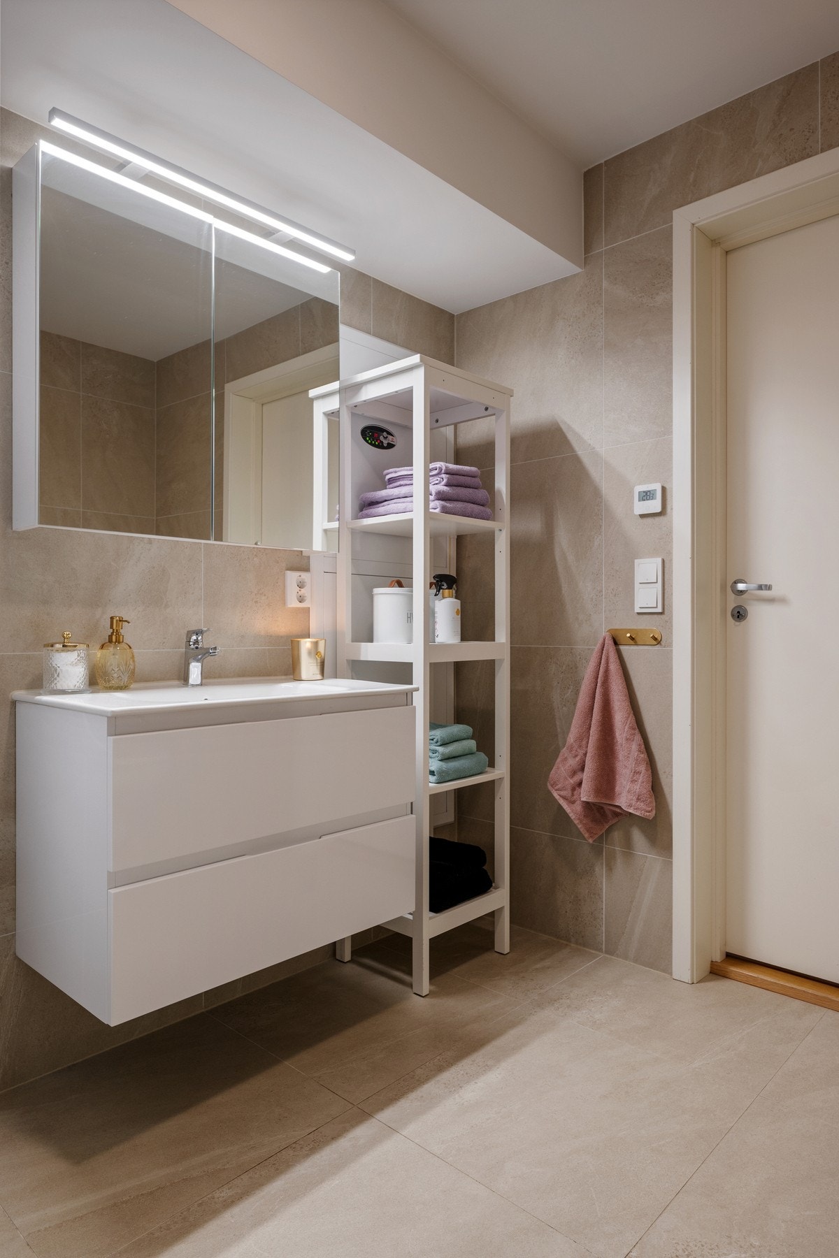 Badet er praktisk utformet med dusjnisje, servant og opplegg for vaskemaskin. Galleribilde