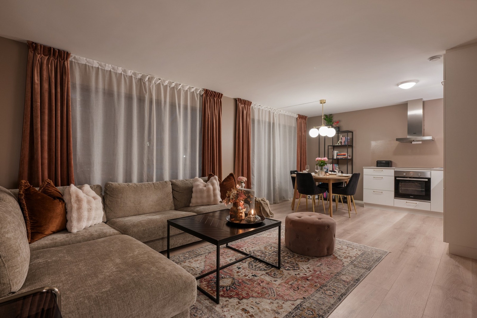 Lys og moderne 3-roms leilighet fra 2021, attraktivt beliggenhet på populære Schjongslund med gangavstand til sentrum og gode hverdagsfasiliteter. Galleribilde