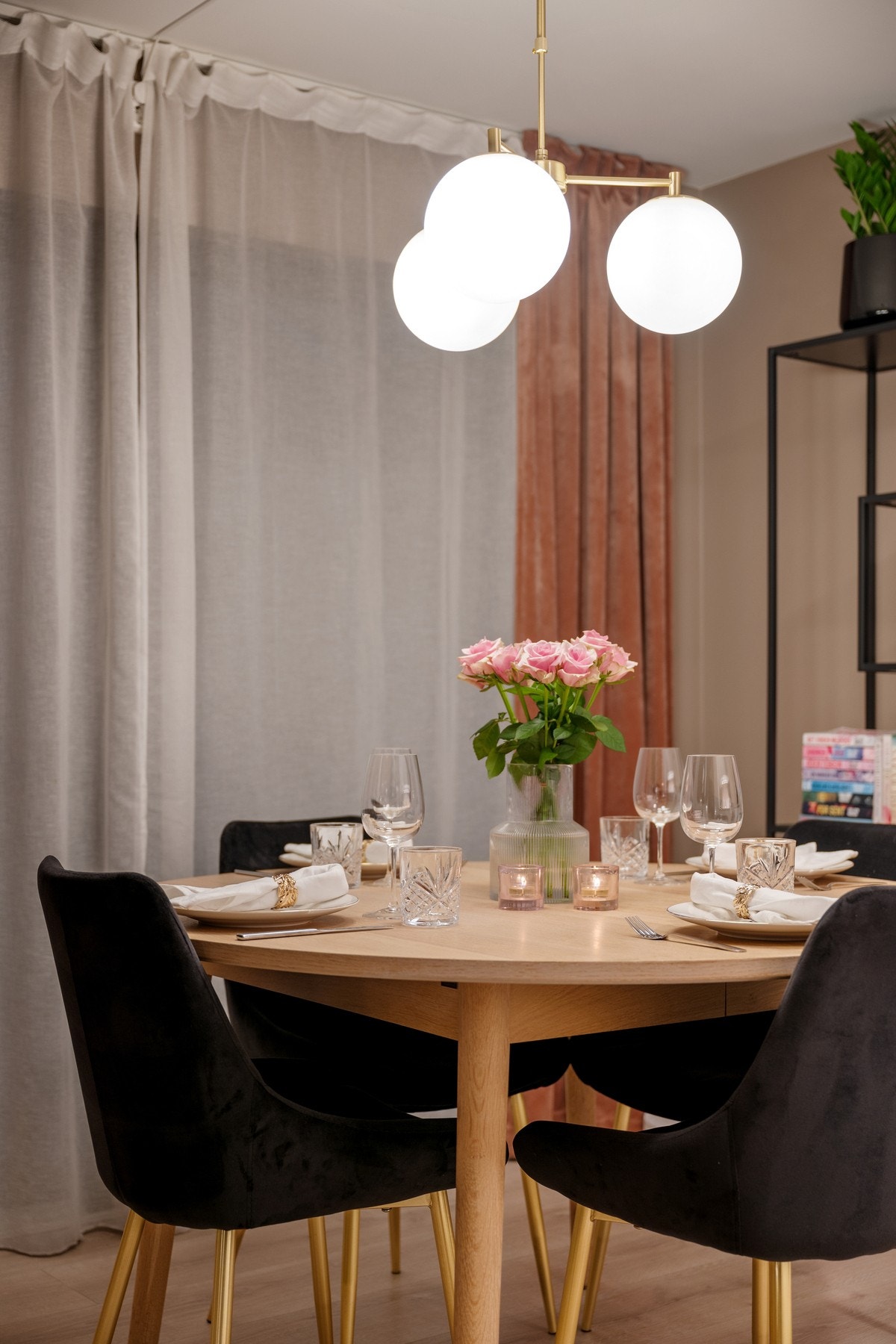 Store vindusflater gir godt med lys og en lun atmosfære rundt spiseplassen. Galleribilde