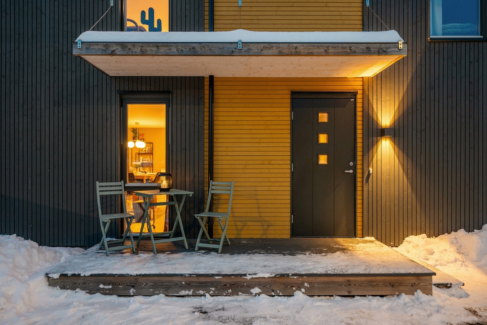 Hyggelig inngangsparti med terrasseplatting - et fint første møte med boligen. Galleribilde