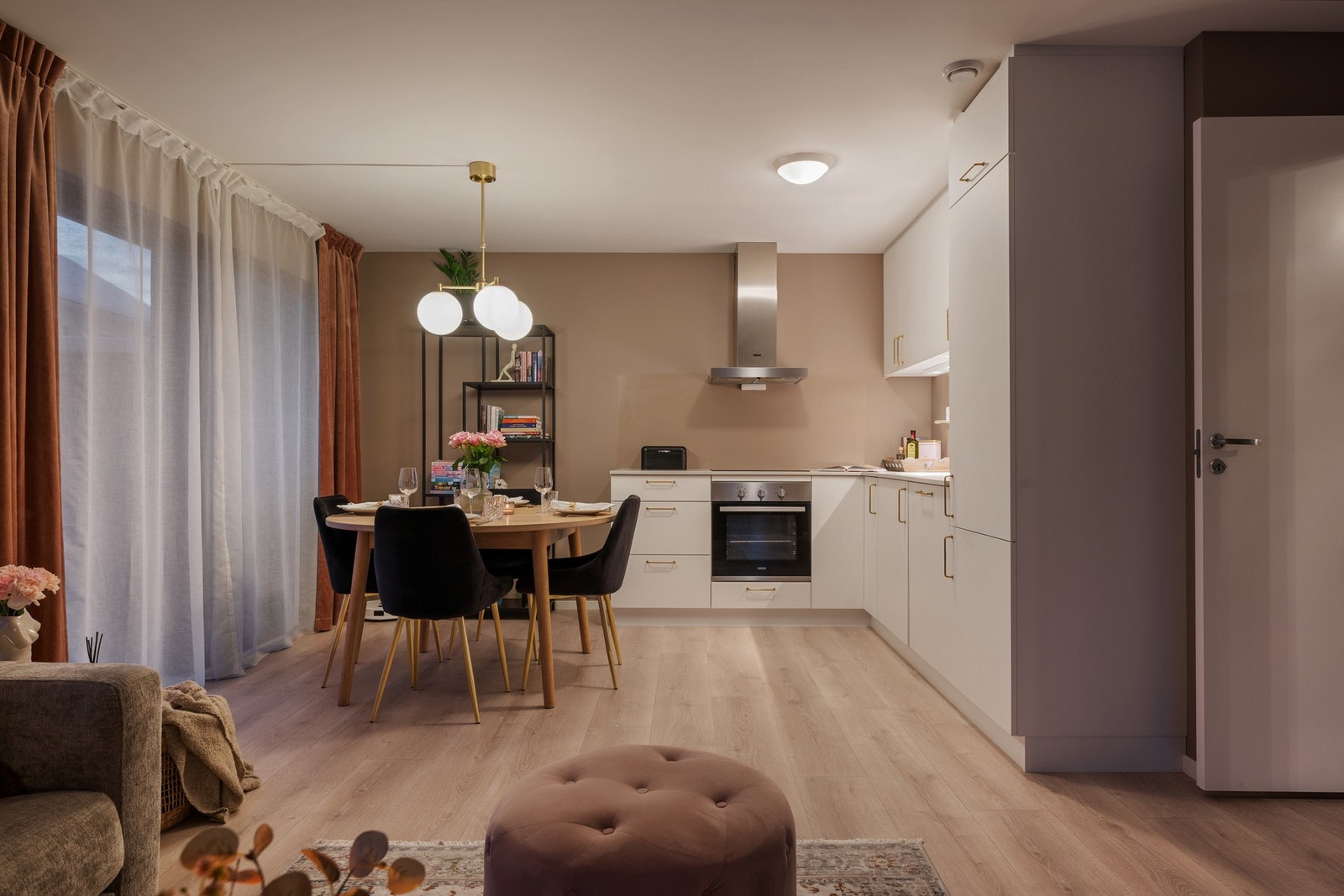 Åpen og sosial stue- og kjøkkenløsning med gode møbleringsmuligheter. Galleribilde