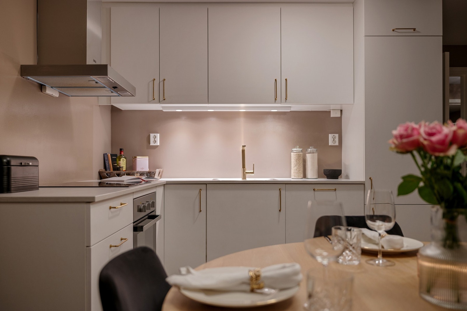 Funksjonell arbeidsflate med stilrene materialvalg og dempet uttrykk. Galleribilde