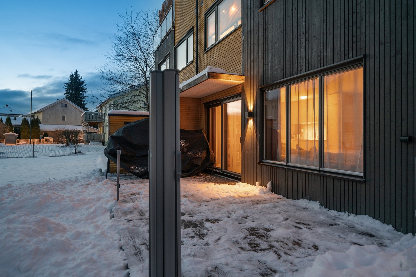 Solrik terrasse som fungerer som en naturlig forlengelse av stuen i sommerhalvåret. Galleribilde