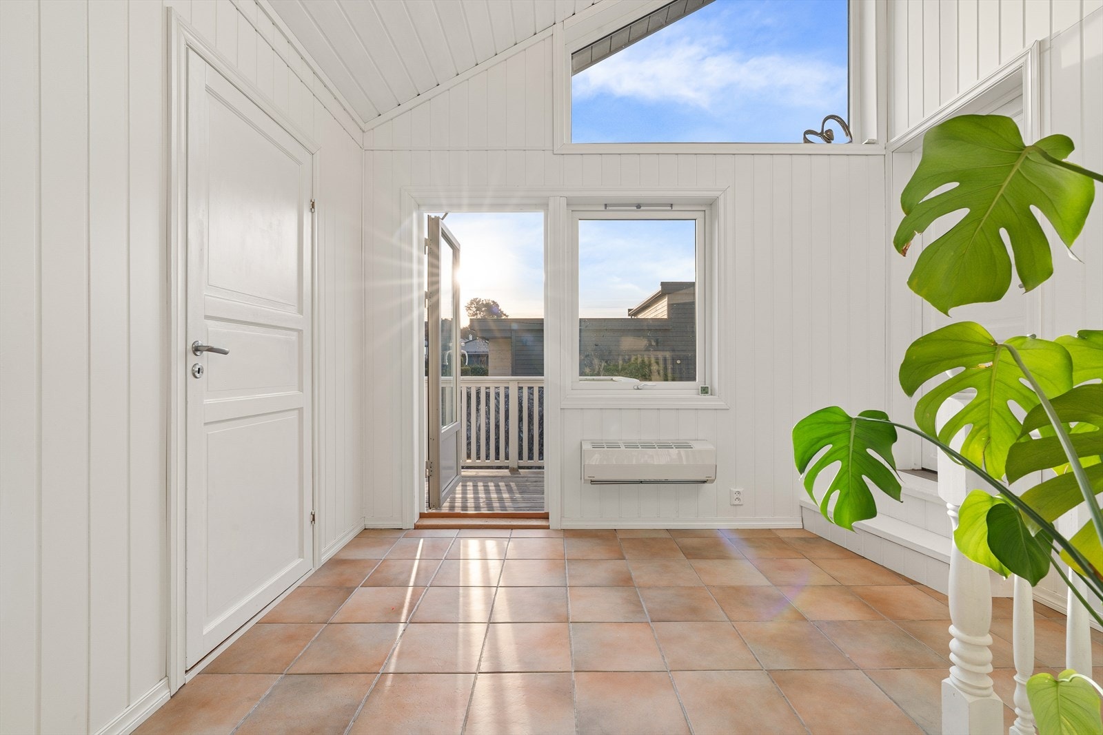 Flislagt gulv og store vinduer gir lys og romfølelse. Galleribilde