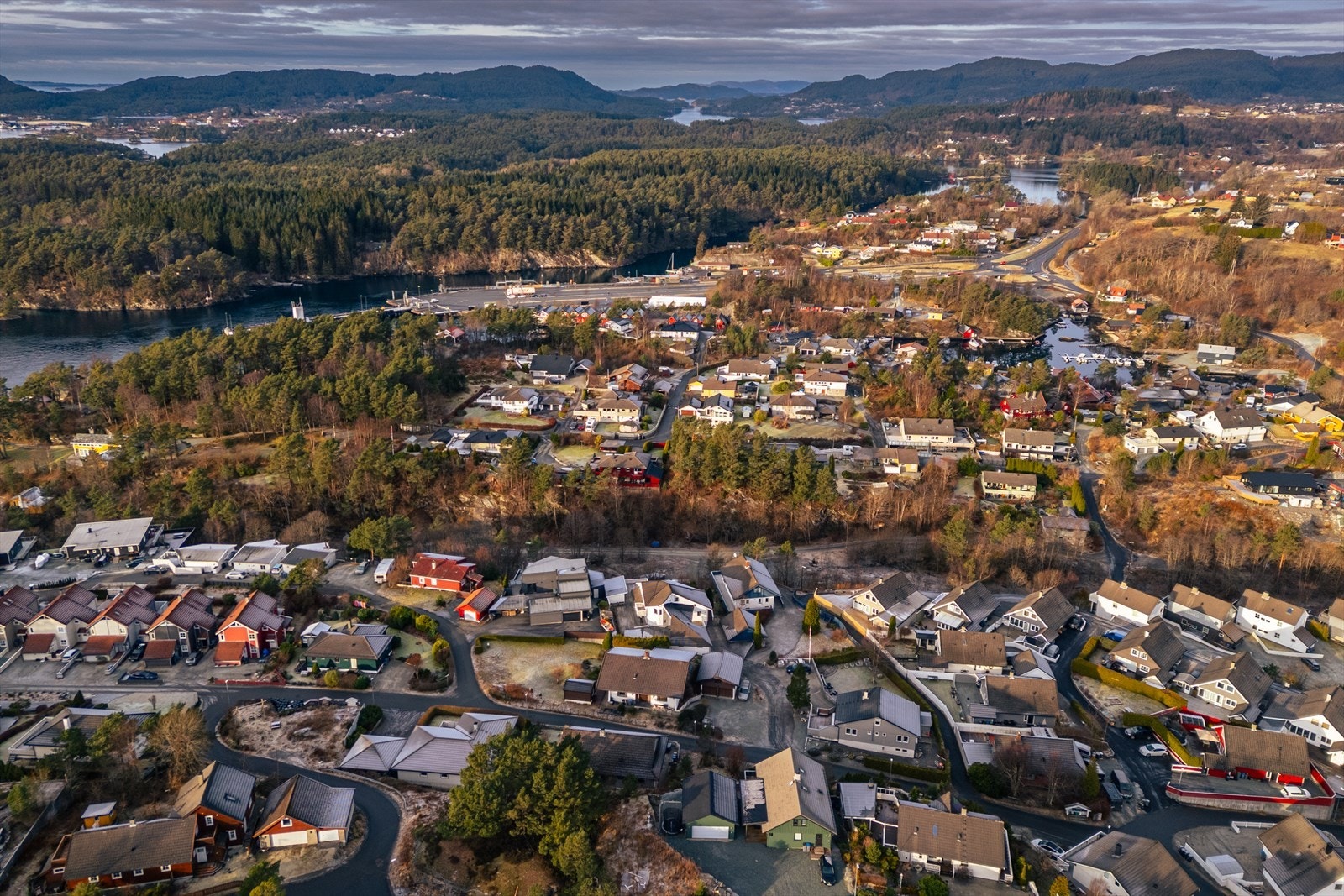 Nabolag med nærhet til natur og vann. Galleribilde