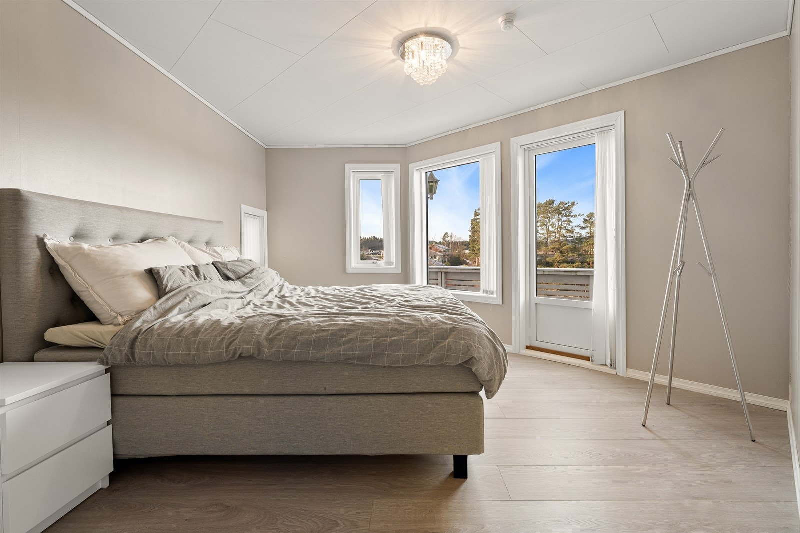 Hovedsoverommet måler ca. 13,5 m² og har plass til dobbeltseng og ønsket møblement Galleribilde