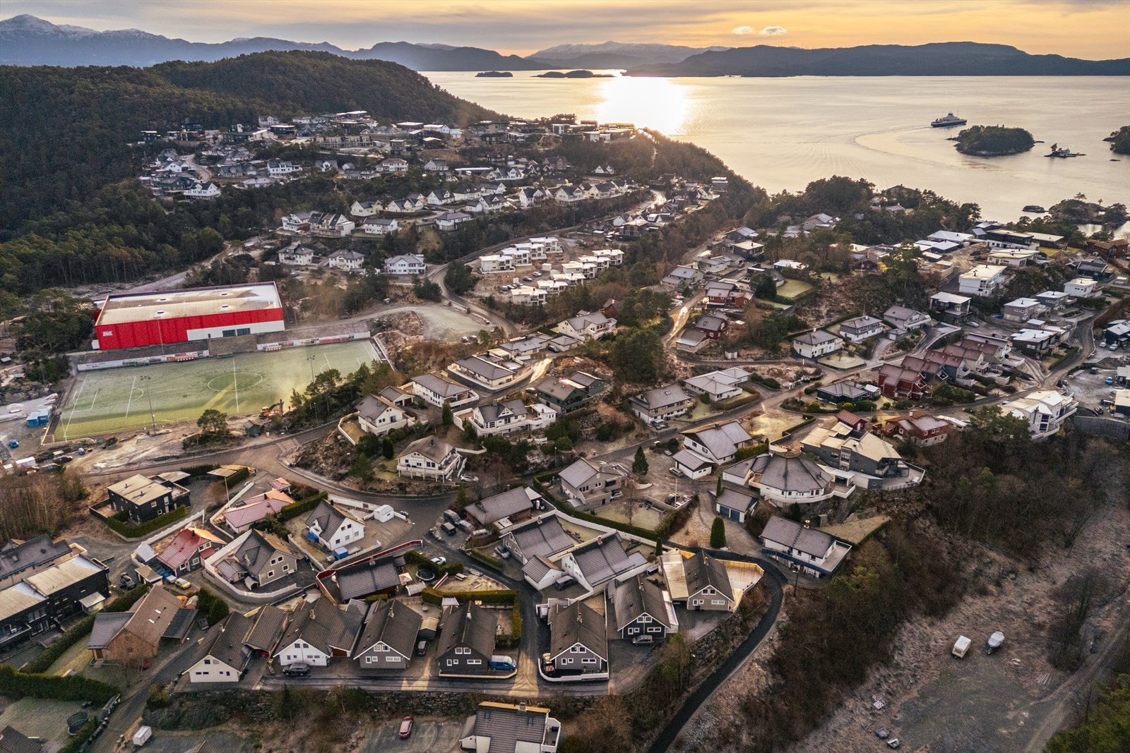 Luftfoto av boligområde med sjøutsikt. Galleribilde