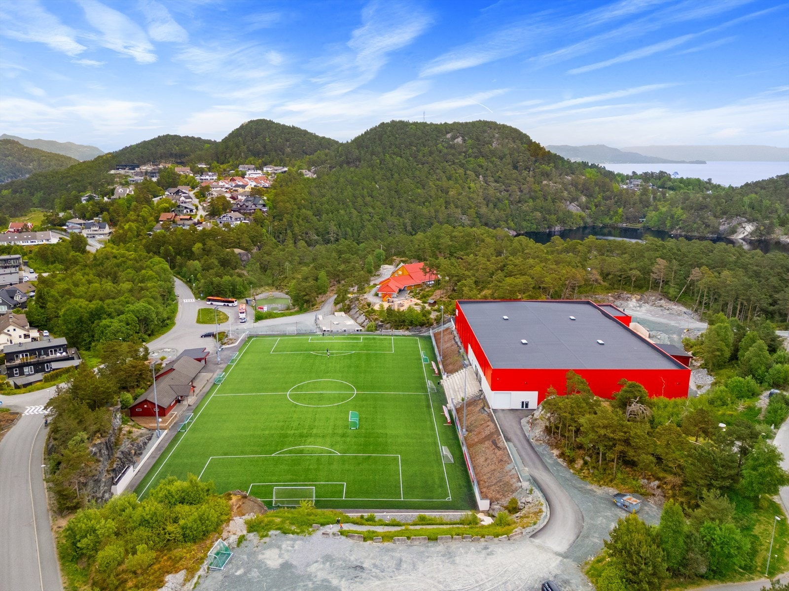 Luftfoto av idrettsanlegg med tilhørende bygninger. Galleribilde