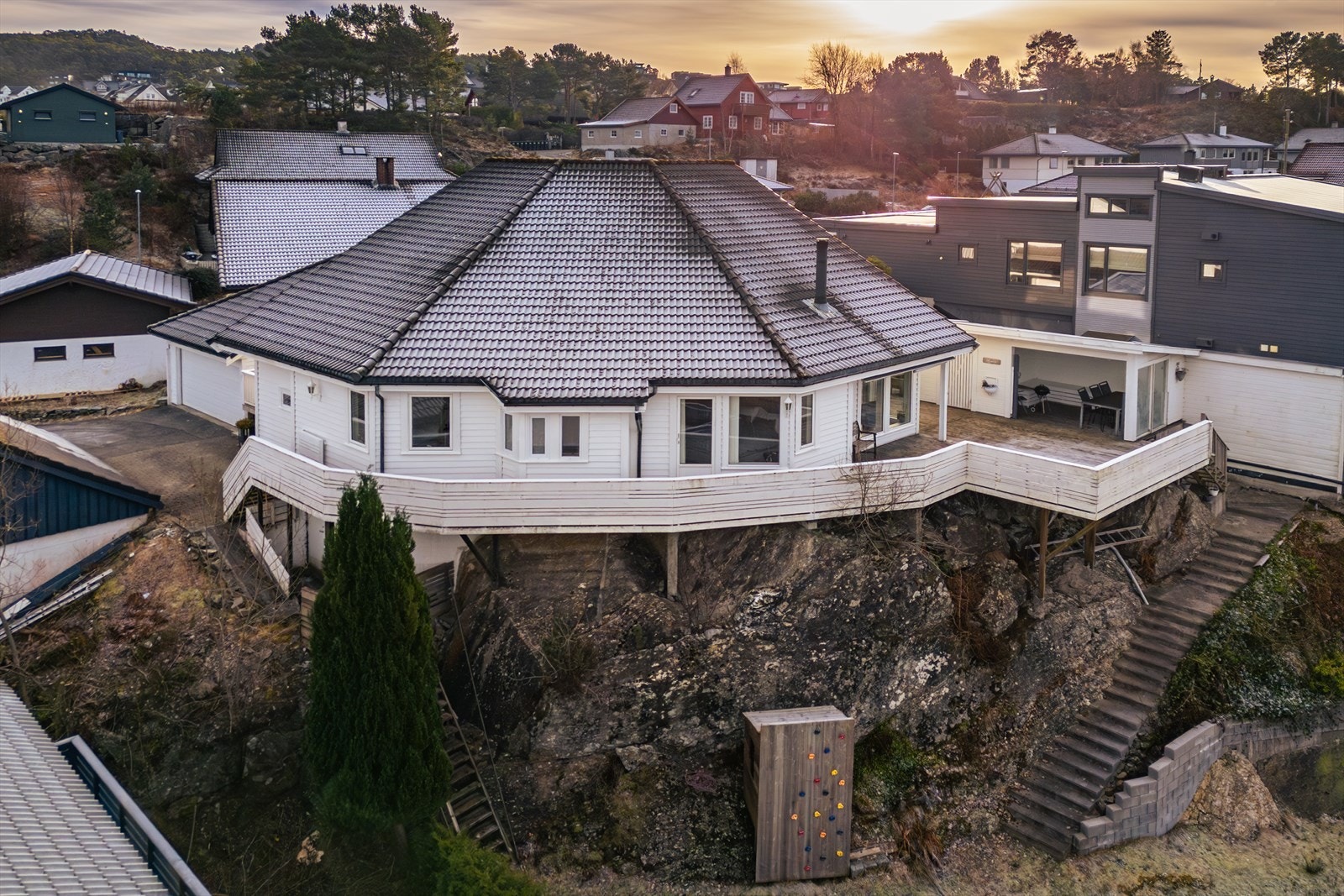 Særpreget enebolig med karakteristisk fasade og flotte uteplasser Galleribilde
