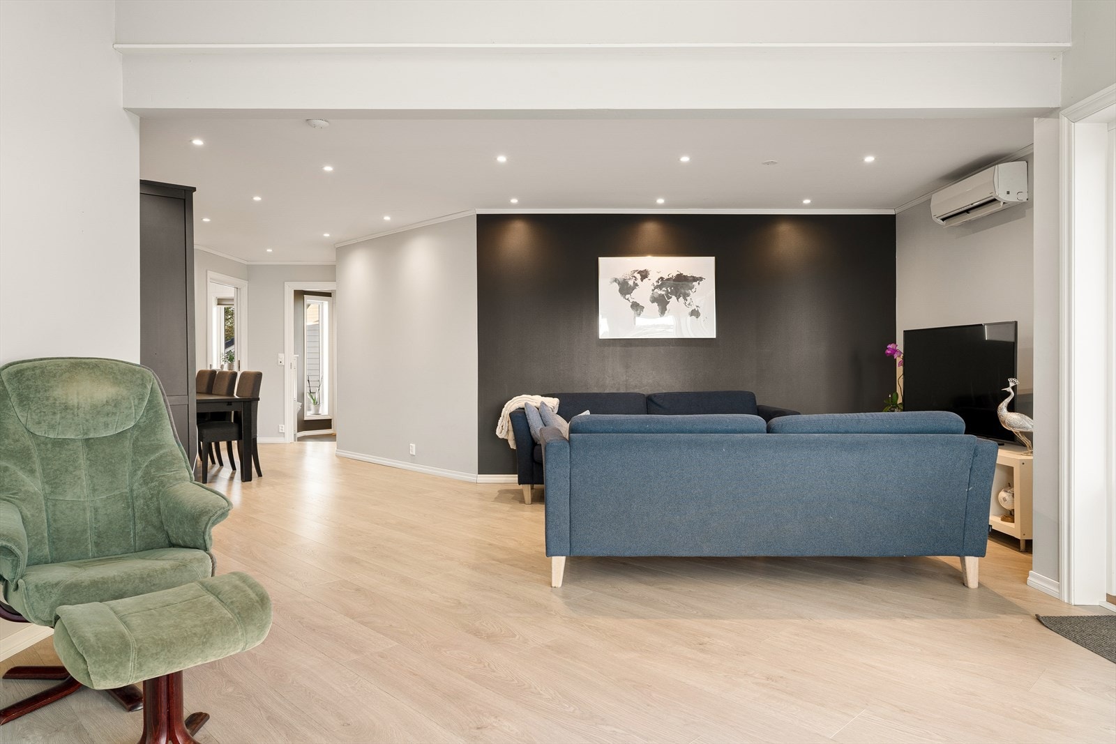 Åpen planløsning gir god flyt mellom stue og spisestue. Galleribilde