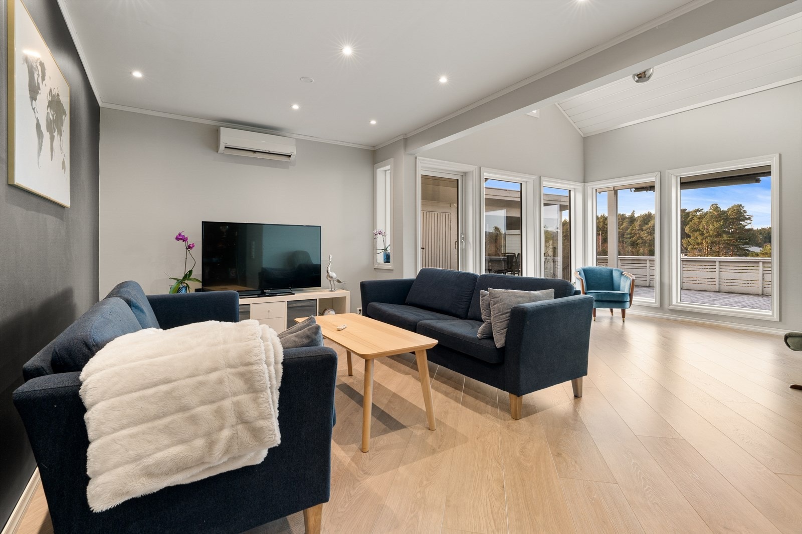 Store vindusflater gir rikelig med naturlig lys og utsikt Galleribilde