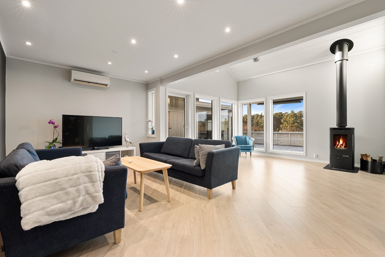 Stuen er av god størrelse og har plass til ønsket møblement Galleribilde